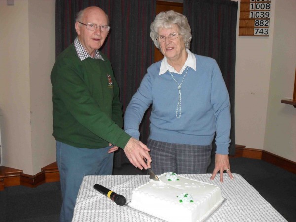 Photo of Ron and Florence Fisher cutting their cake
